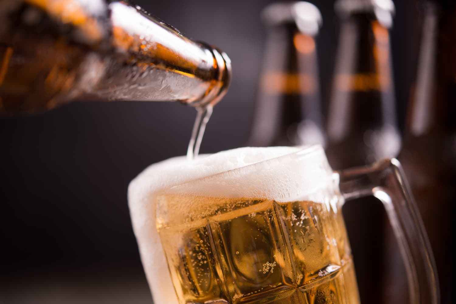 verter cerveza en vaso