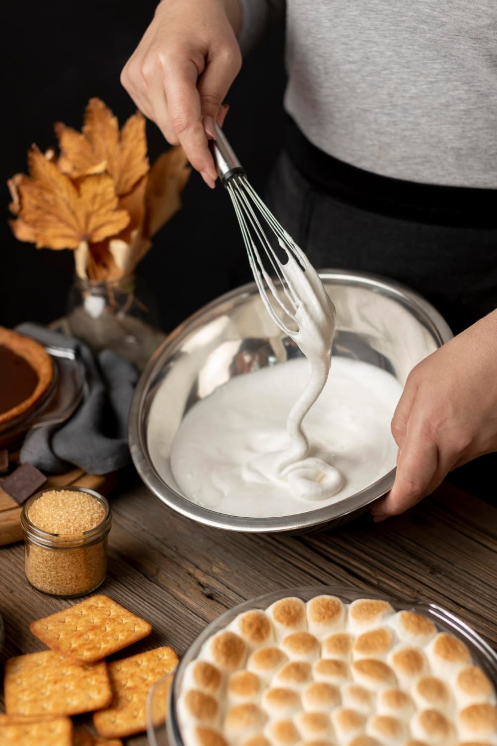 crema pastelera en un bol haciendo un postre