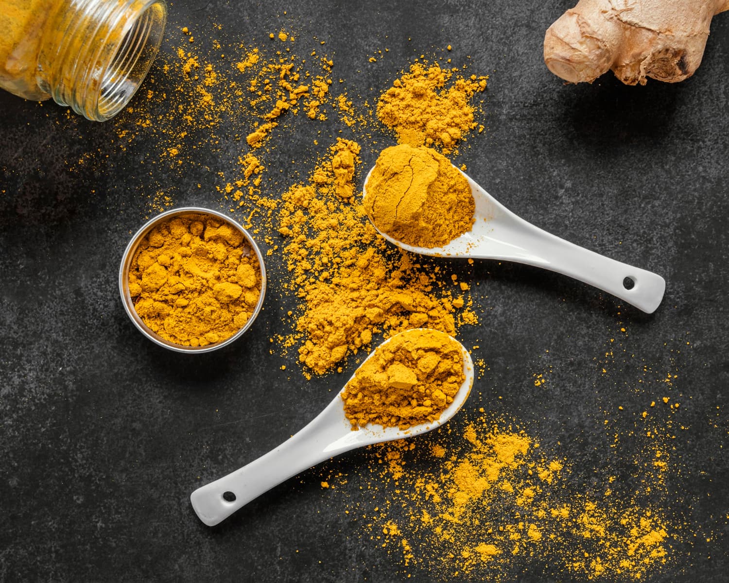 Surtido plano de cúrcuma saludables para aumentar la inmunidad