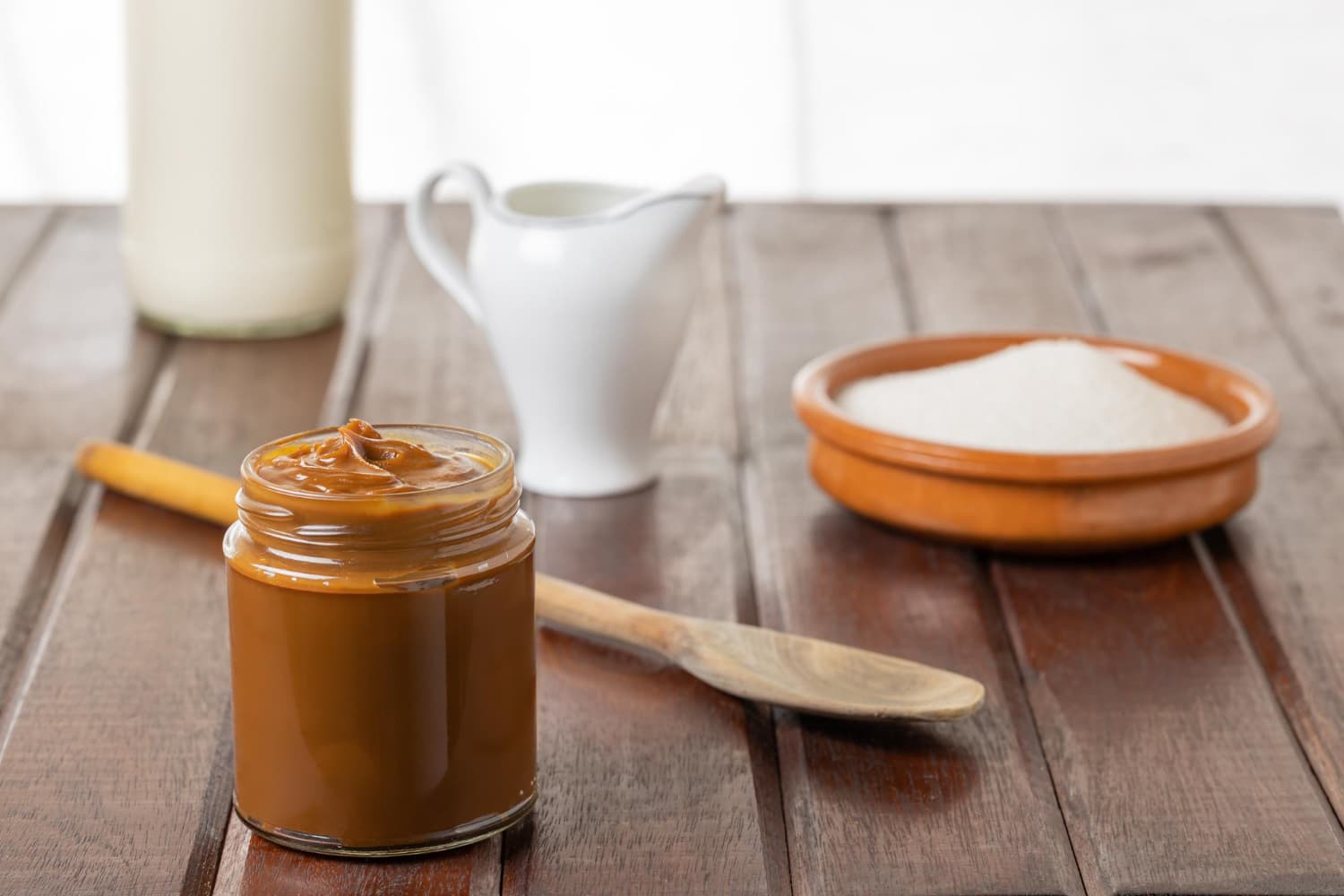 dulce de leche en tarro sobre mesa