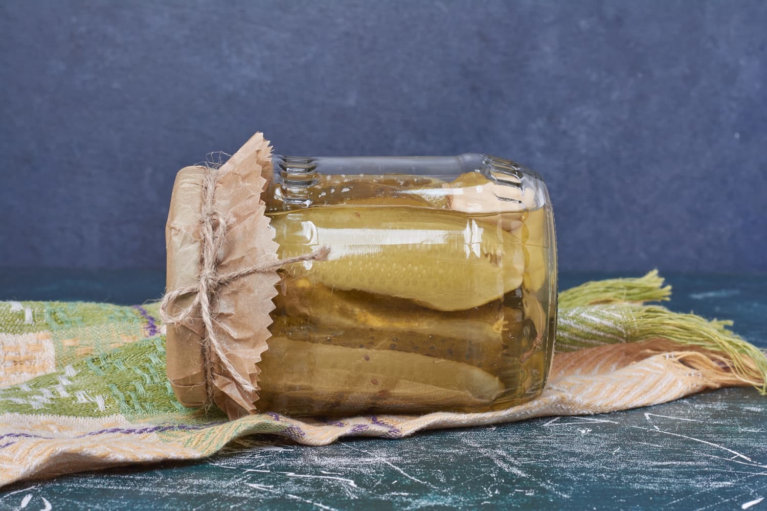 tarro de escabeche con algo
