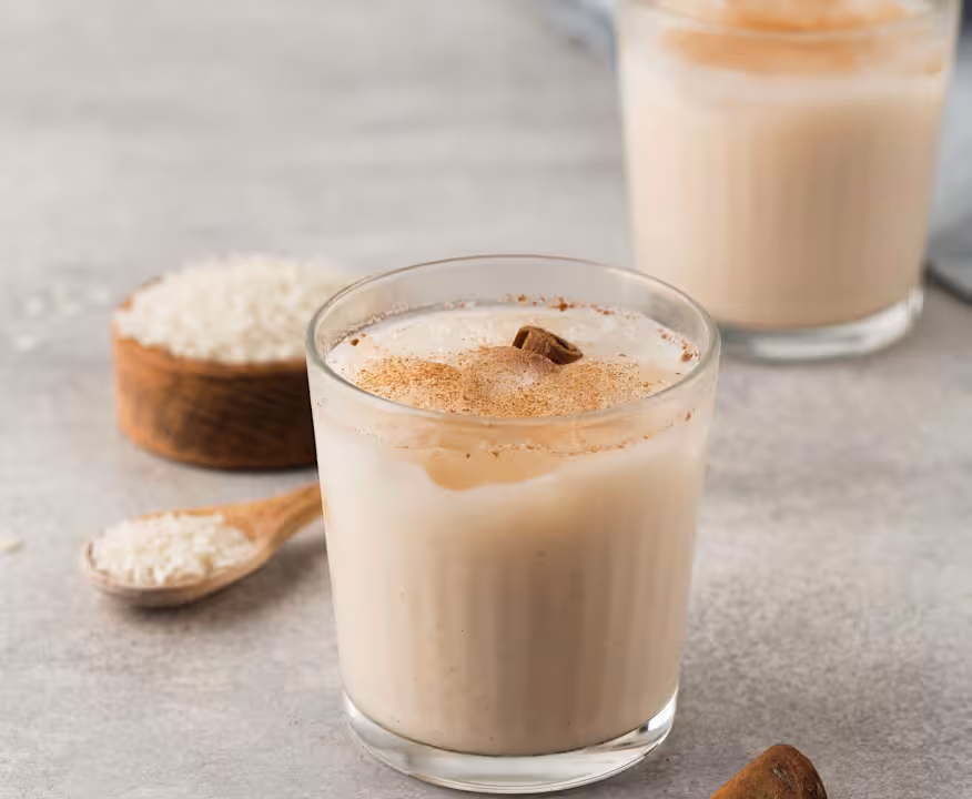 vaso de horchata con canela