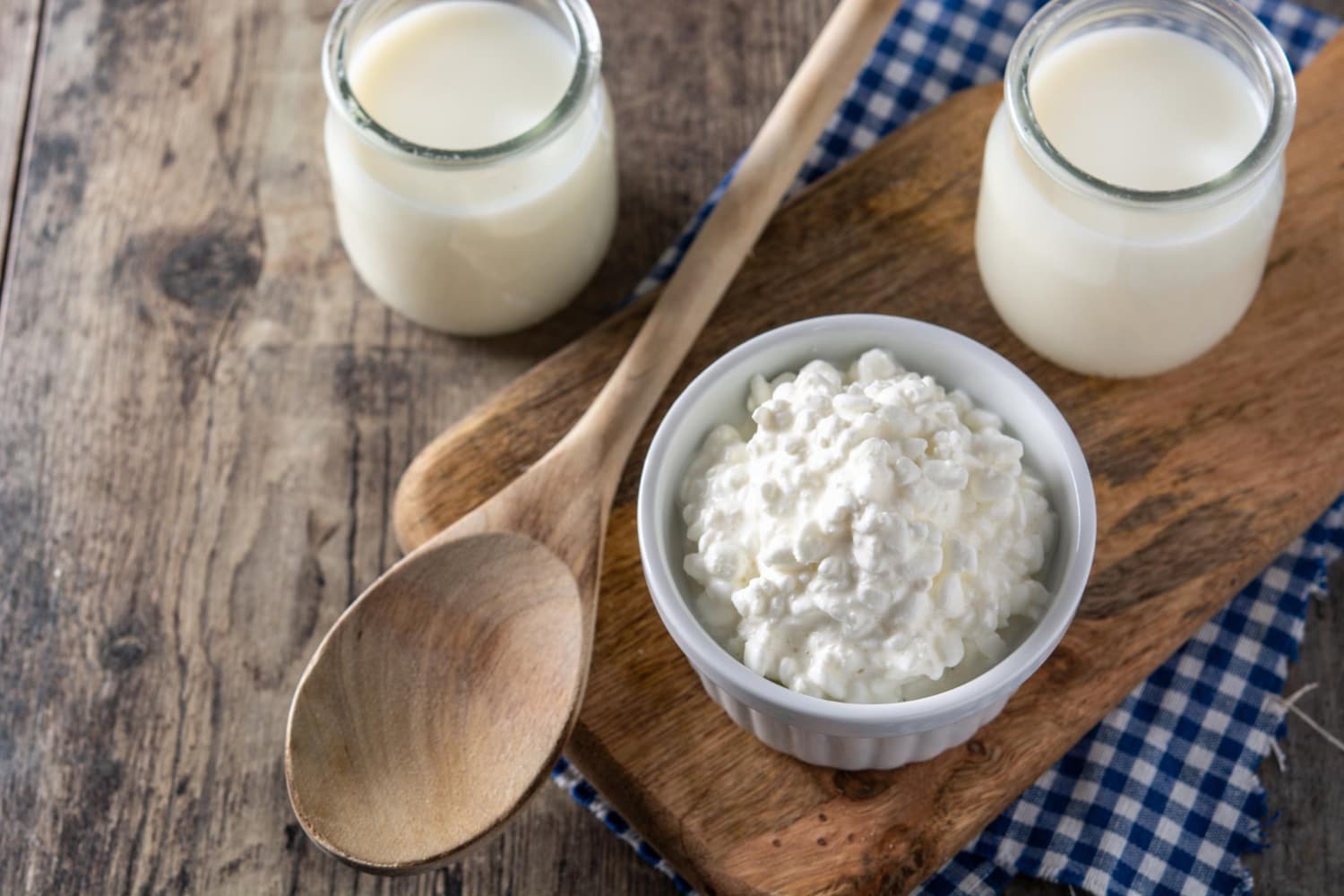 granos de kefir de leche sobre mesa