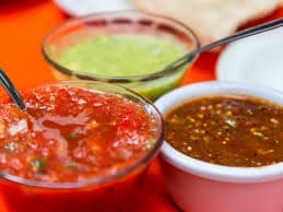 Salsas en frascos para líneas de envasado y cerrado con maquinaria CDE