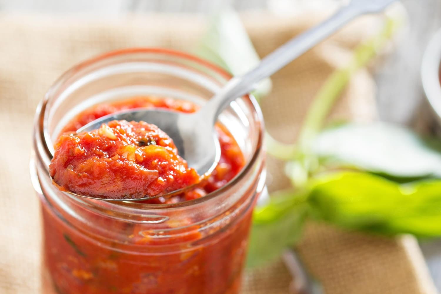 bote con concentrado de tomate y cuchara