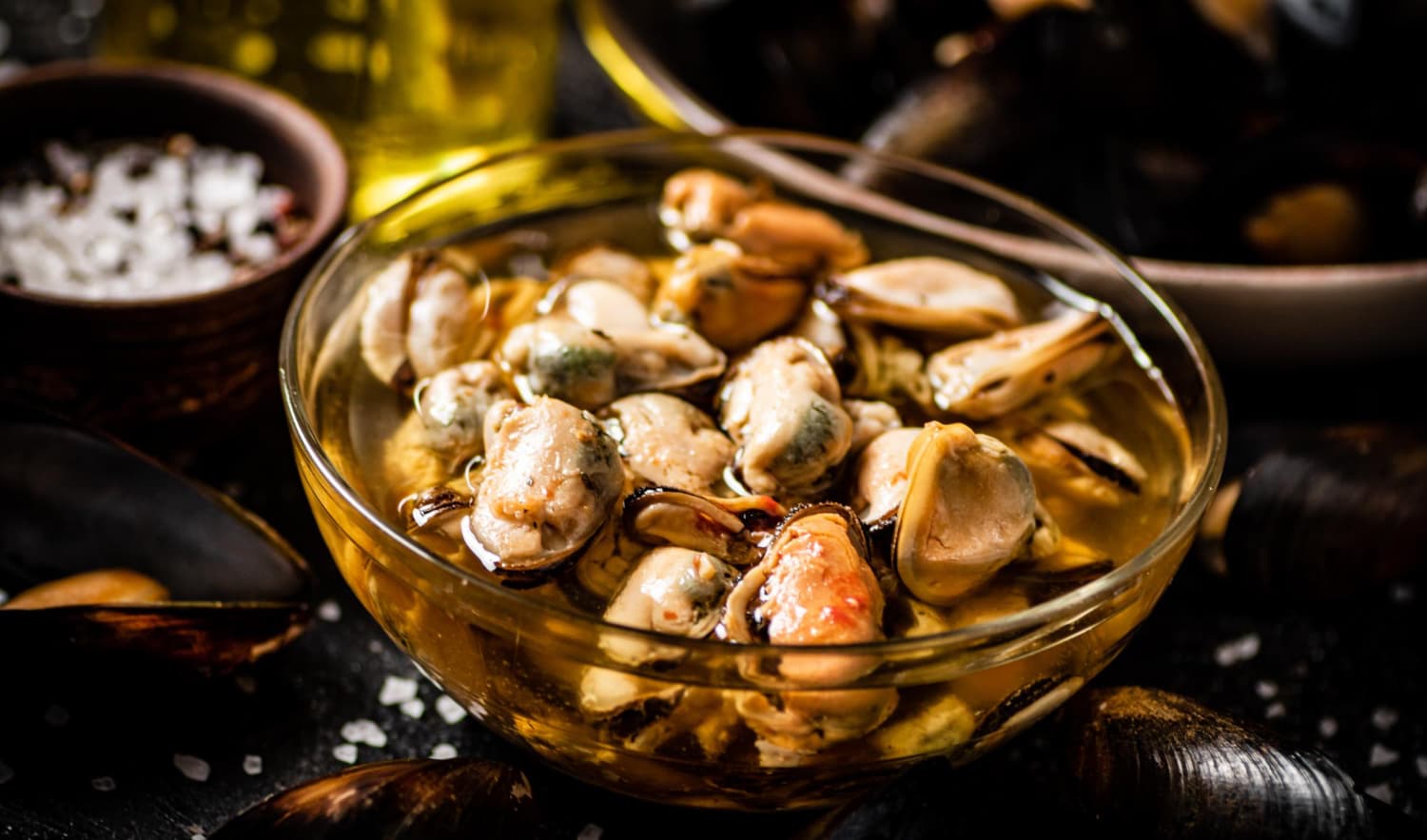 mejillones en aceite sobre bol